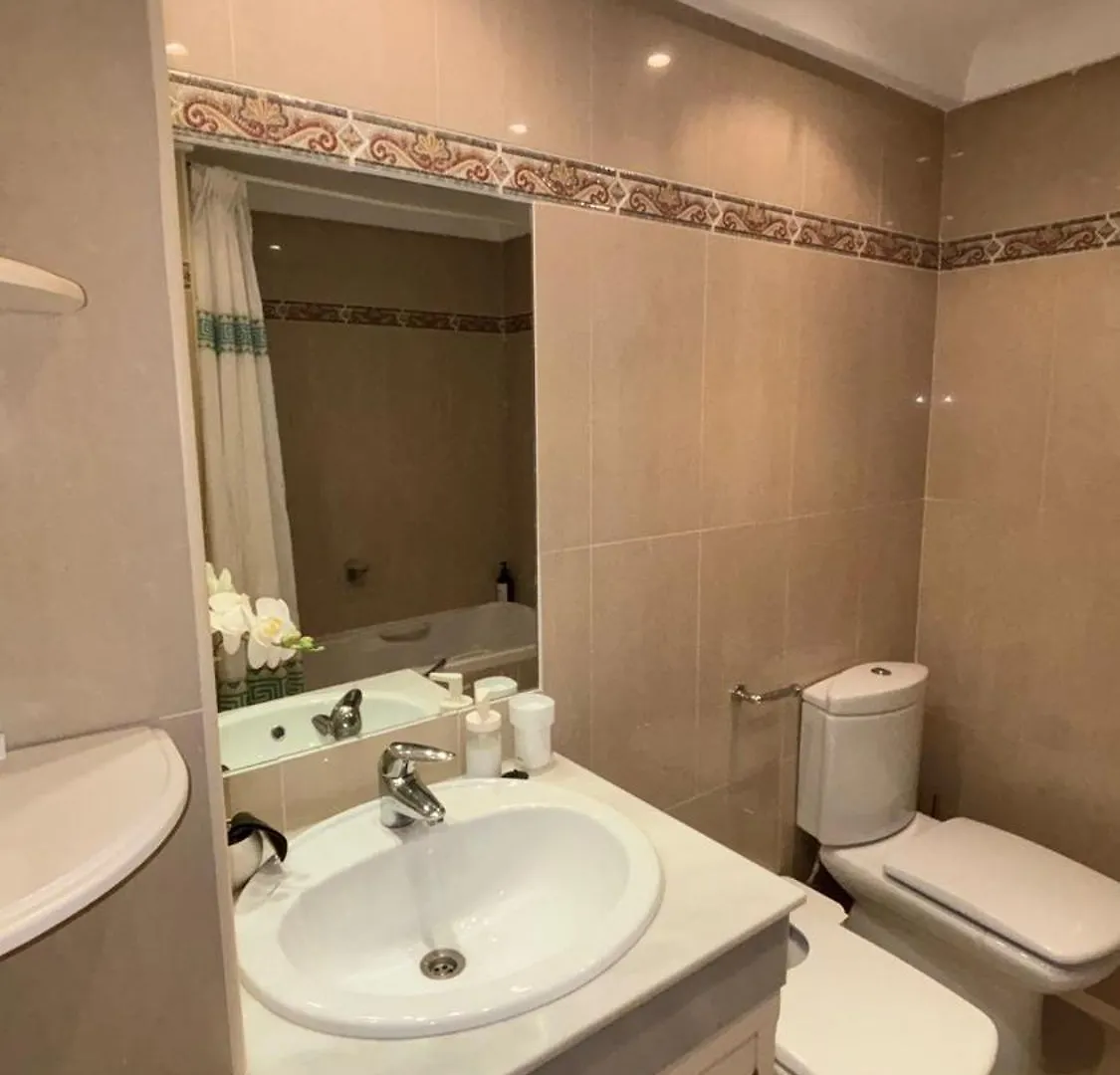 Δωμάτια σε οικογενειακή κατοικία Habitacion Deluxe Con Bano Privado En Atalaya Apartagolf, Εστεπόνα